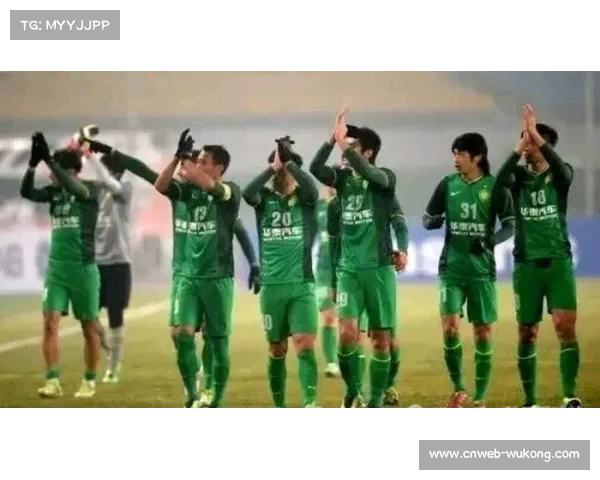 终场哨响，国安老将张稀哲与队友相拥庆祝足协杯冠军